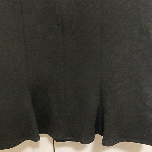 Cynthia Cynthia Steffe Skirt in Black. Tulip shape, side pockets. Size 0. - Picture 4 of 10